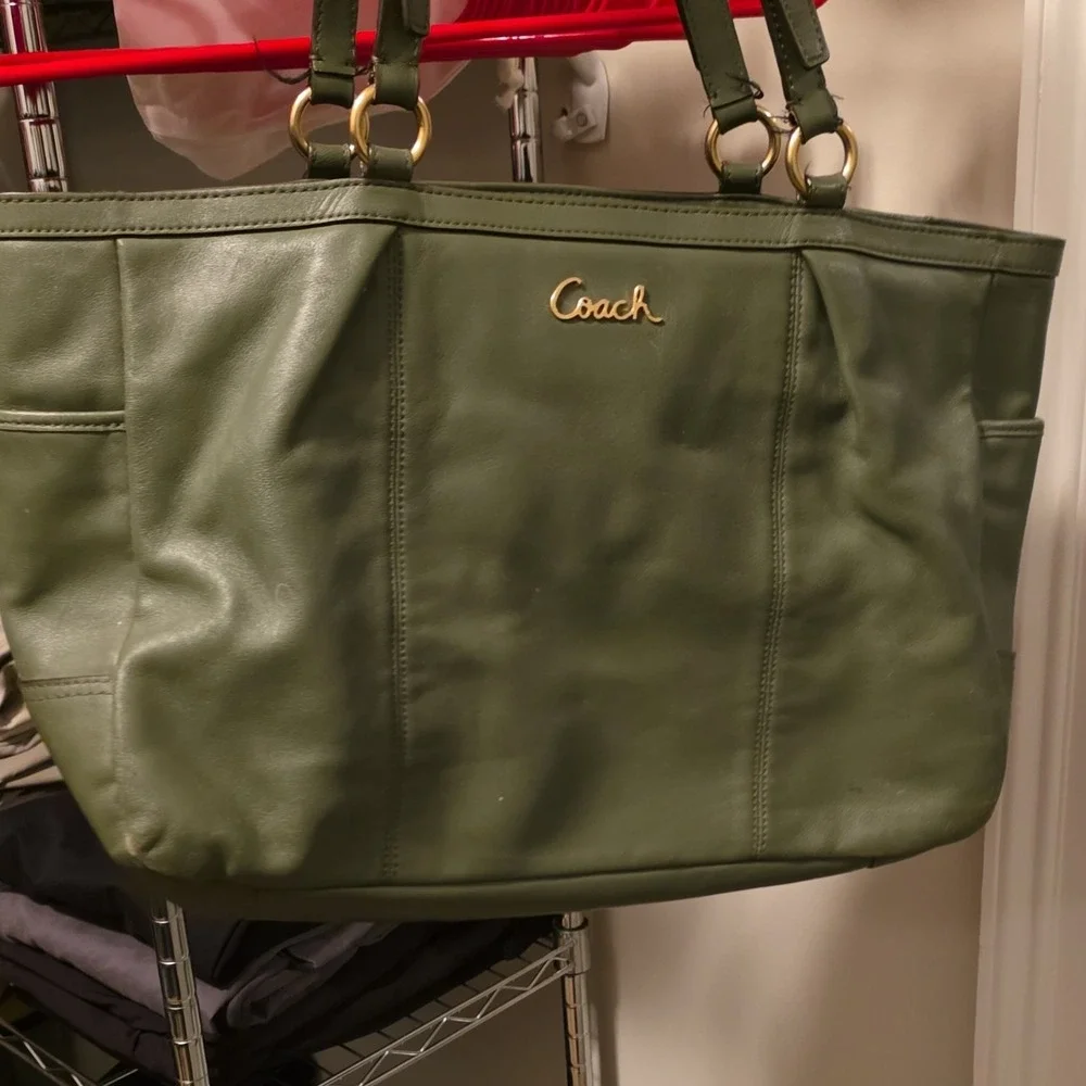 Coach Green Tote Logo Accent Zip Closure Inner Pockets Solid Pattern Women's
